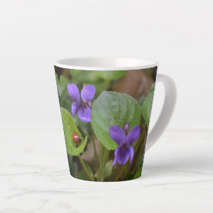Tasse Latte Ladybug sur les fleurs de violet doux