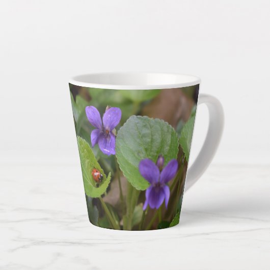 Tasse Latte Ladybug sur les fleurs de violet doux (Angle droit)