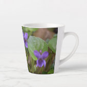 Tasse Latte Ladybug sur les fleurs de violet doux (Droite)