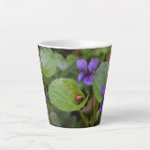 Tasse Latte Ladybug sur les fleurs de violet doux (Devant)