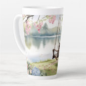 Tasse Latte Lakeside Swing dans le jardin d'aquarelle romantiq (Angle gauche)