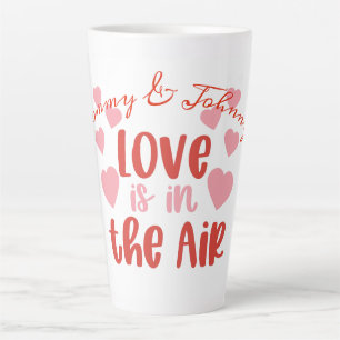 Tasse Latte L'Amour Est Dans L'Air Avec Des Coeurs Personnalis