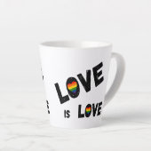 Tasse Latte L'amour est un latte d'amour (Angle droit)