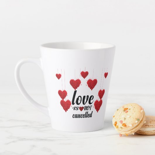 Tasse Latte L'amour n'est pas annulé (En situation)