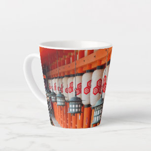 Tasse Latte Lanternes dans le sanctuaire d'Itsukushima