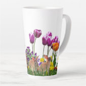 Tasse Latte Lapin de Pâques heureux dans un jardin de tulipes  (Angle droit)