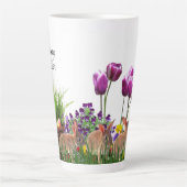 Tasse Latte Lapin de Pâques heureux dans un jardin de tulipes  (Devant)