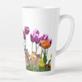 Tasse Latte Lapin de Pâques heureux dans un jardin de tulipes  (Droite)