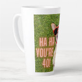 Tasse Latte Laughing Dog 40th Birthday Latte (Angle gauche)