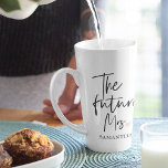 Tasse Latte L'avenir Mme et votre nom | Cadeau de beauté moder<br><div class="desc">Présentation de "L'Avenir Madame et Votre Nom" Ensemble cadeau de beauté moderne de Zazzle Célébrez l'occasion joyeuse de l'avenir Madame avec un ensemble cadeau de beauté moderne de Zazzle qui combine luxe, personnalisation et style. Ce jeu de cadeaux exclusif est conçu pour lui faire sentir vraiment spécial alors qu'elle embarque...</div>