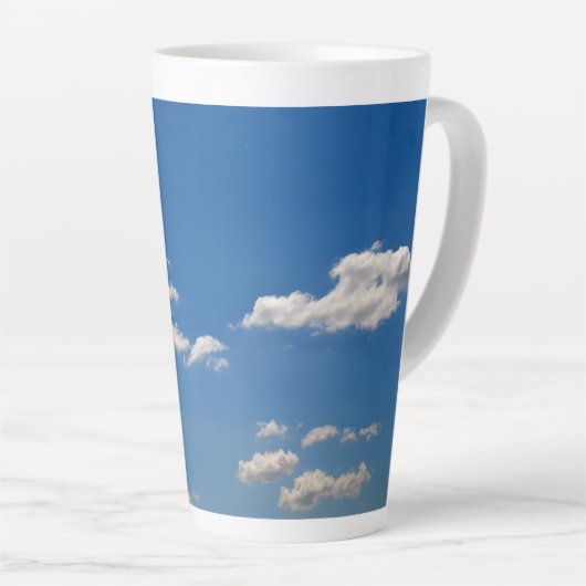 Tasse Latte Le ciel est bleu et les nuages blancs passent (Angle droit)