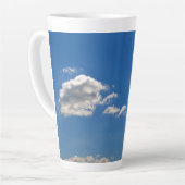 Tasse Latte Le ciel est bleu et les nuages blancs passent (Angle gauche)