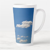 Tasse Latte Le ciel est bleu et les nuages blancs passent (Droite)
