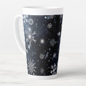Tasse Latte Le Noël de SlipperyJoe, hiver magique paisible à (Angle gauche)
