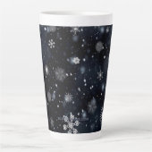 Tasse Latte Le Noël de SlipperyJoe, hiver magique paisible à (Devant)