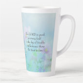 Tasse Latte Le Seigneur Est Bon - Nahum 1:7 (Droite)