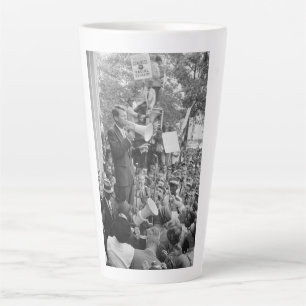 Tasse Latte Le sénateur Robert Kennedy faisant campagne pour l