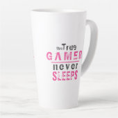 Tasse Latte Le vrai joueur ne dort jamais gamer rose (Angle droit)