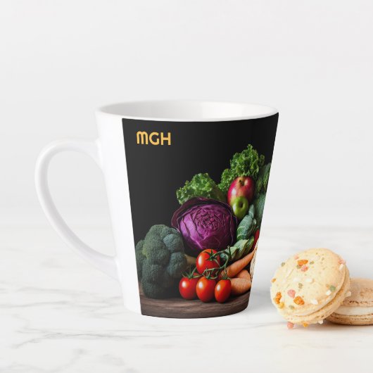 Tasse Latte Légumes frais monogrammes personnalisés (En situation)