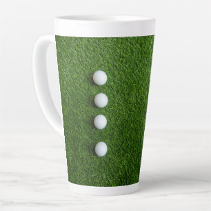 Tasse Latte Les balles de golf sont sur de l'herbe verte