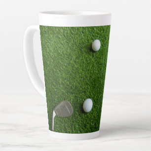Tasse Latte Les balles de golf sont sur de l'herbe verte