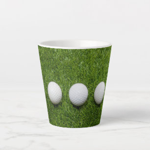 Tasse Latte Les balles de golf sont sur de l'herbe verte