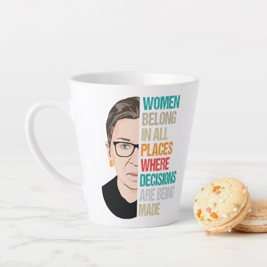 Tasse Latte Les Femmes Dans Tous Les Endroits Où Les Décisions (En situation)