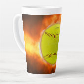 Tasse Latte Les flammes de balle rapide de softball jaune de S (Angle gauche)