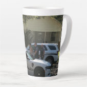 Tasse Latte Les flics dans le capot (Angle droit)