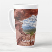 Tasse Latte Les Pikes Pèchent À Travers Un Trou De Roche En La (Angle gauche)