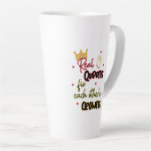 Tasse Latte Les vraies reines réparent les couronnes de l'autr (Angle droit)