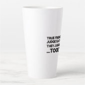 Tasse Latte Les vrais amis ne se jugent pas les uns les autres (Devant)