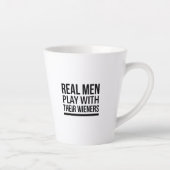 Tasse Latte Les vrais hommes jouent avec leurs seins (Droite)