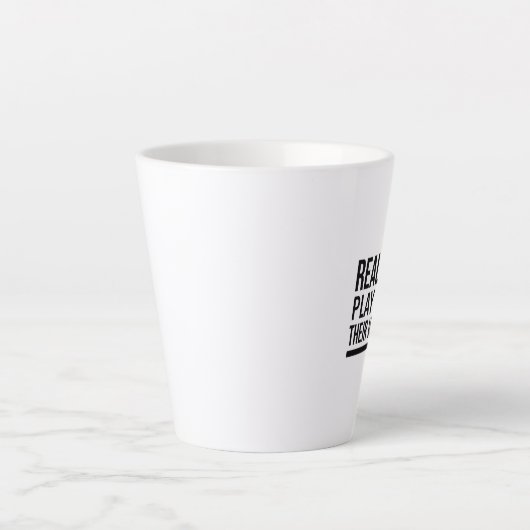 Tasse Latte Les vrais hommes jouent avec leurs seins (Devant)