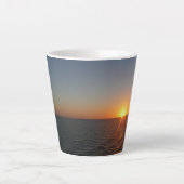 Tasse Latte Lever du soleil à Sea III Océan Horizon (Devant)