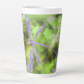 Tasse Latte libellules violettes sur la chaux (Devant)