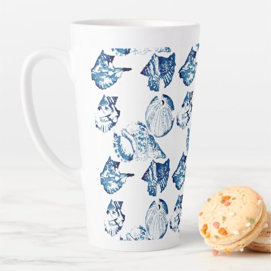Tasse Latte littoral chic indigo bleu marine (En situation)