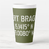 Tasse Latte Longitude de la latitude de Fort Bragg (Devant)