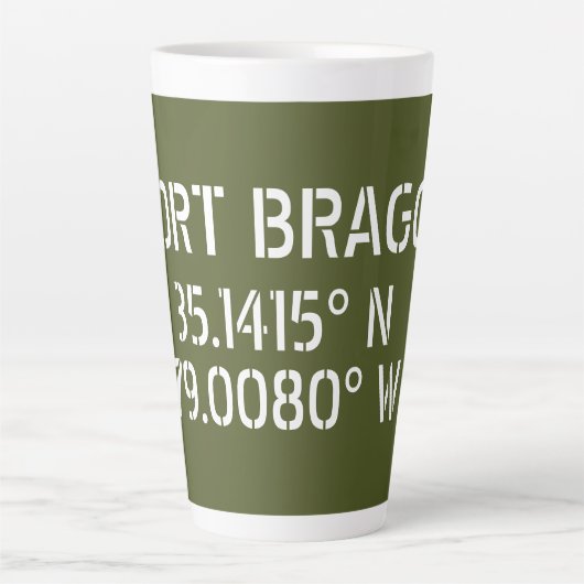Tasse Latte Longitude de la latitude de Fort Bragg (Devant)