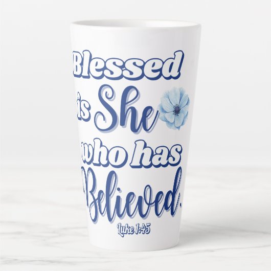 Tasse Latte Luc 1:45 Béni est celui qui a Croyé Fleur Bleue (Devant)
