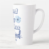 Tasse Latte Luc 1:45 Béni est celui qui a Croyé Fleur Bleue (Droite)