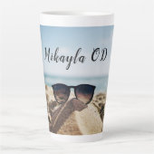 Tasse Latte Lunettes de vue branchées sur une plage optique (Devant)
