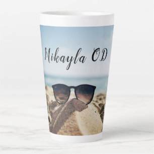 Tasse Latte Lunettes de vue branchées sur une plage optique