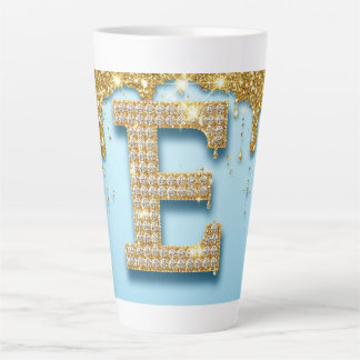 Tasse Latte Luxury Diamond Letter E on Gold Glitter Background