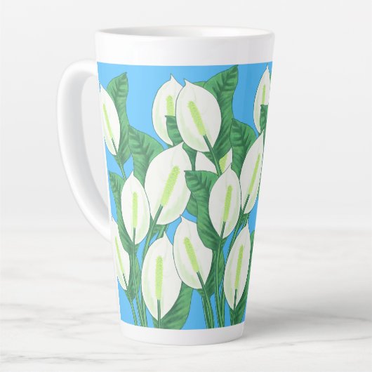 Tasse Latte Lys blancs sur arrière - plan bleu pâle (Angle gauche)
