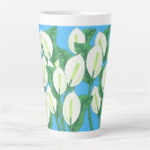 Tasse Latte Lys blancs sur arrière - plan bleu pâle (Devant)