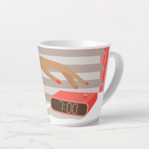 Tasse Latte Main des femmes poussant le bouton snooze du révei