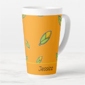 Tasse Latte maïs de nom personnalisé sur orange (Angle droit)