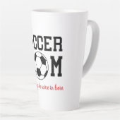 Tasse Latte Maman de football drôle (Angle droit)
