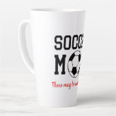 Tasse Latte Maman de football drôle (Angle gauche)